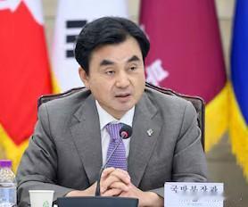 23日，韩国政坛再起风波，民众对现任国防部长安圭伯的弹劾请愿快速刷屏！这份18日