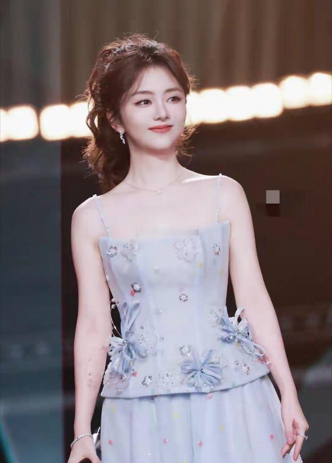 谭松韵百花迎春录制，穿蓝色吊带礼服裙耳环点缀，美得闪闪发光