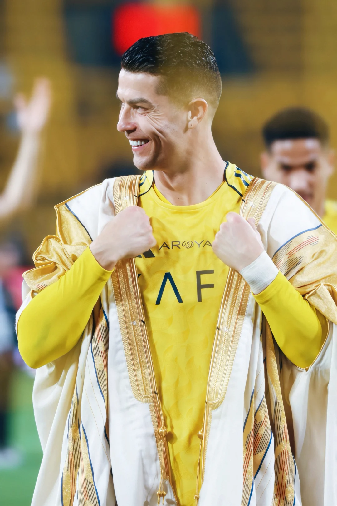 揭秘C罗身穿比什特长袍第二期