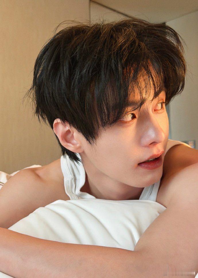 何与白色背心肌肉男何与这颜值，谁看谁迷糊，这颜值也太帅了吧。看着这么帅气的