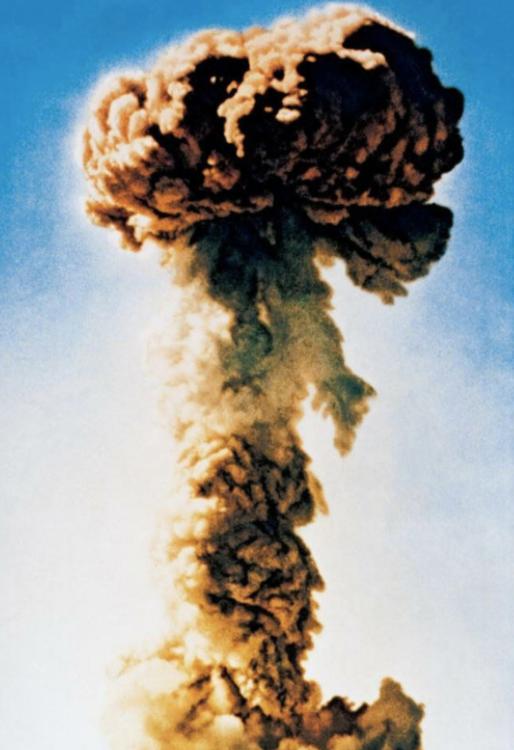 1969年。有人问毛泽东：“那我们的核弹投向哪里?”毛主席大手一挥说：“全部扔到