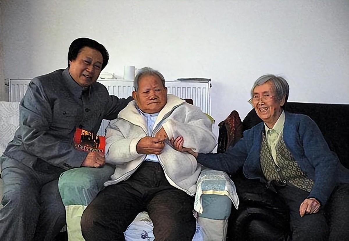 1957年毛主席与李银桥一次闲谈时嘱托他：等我离开后，请一定要照顾好那两位姐妹