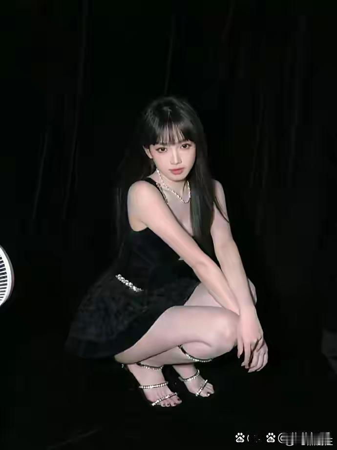 田曦薇成钻石女王啦，胸前、腰间、腿上、脚上全是钻石镶着​​​