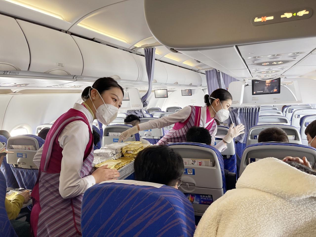 为什么乘坐飞机时，空姐会不间断地给乘客送吃的呢？总算知道了。麻烦看官老爷们右