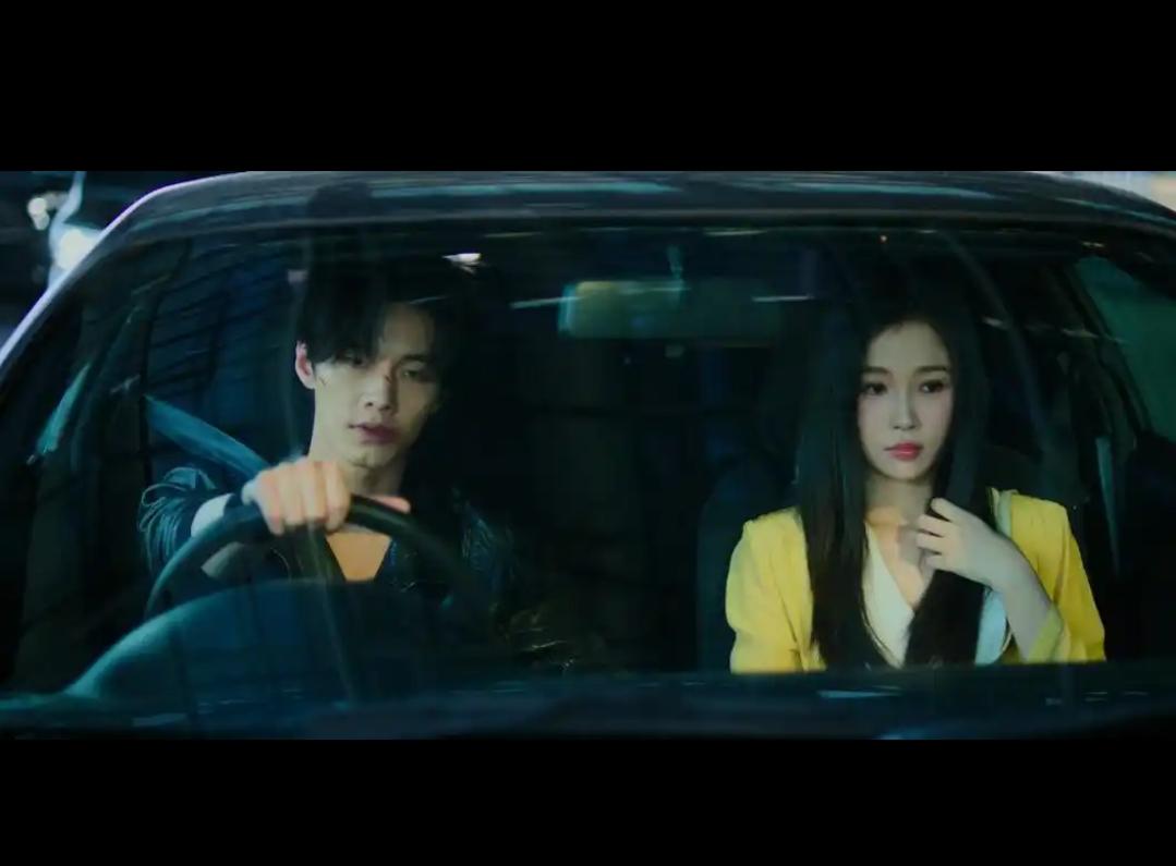 青梅竹马却因家庭变故天各一方，九年后重逢，他们的故事还能继续书写幸福吗？《双轨