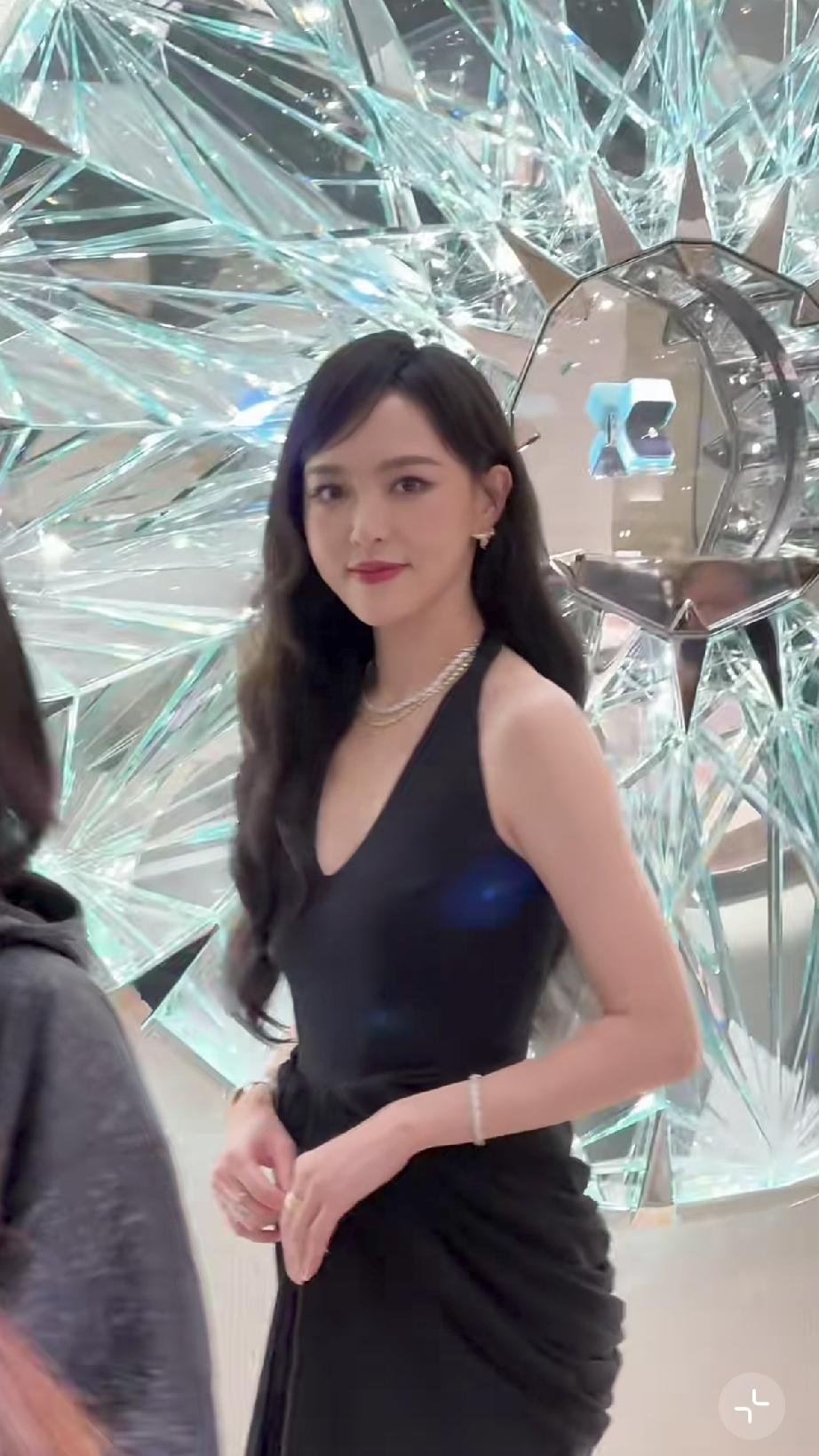 9月13日，唐嫣现身青岛海信广场参加Tiffany活动，从背影看腰胯比较宽，而正