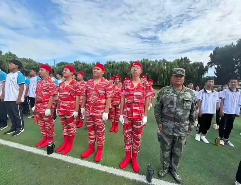 新生军训服，款式是你们自己选的，不要有怨言