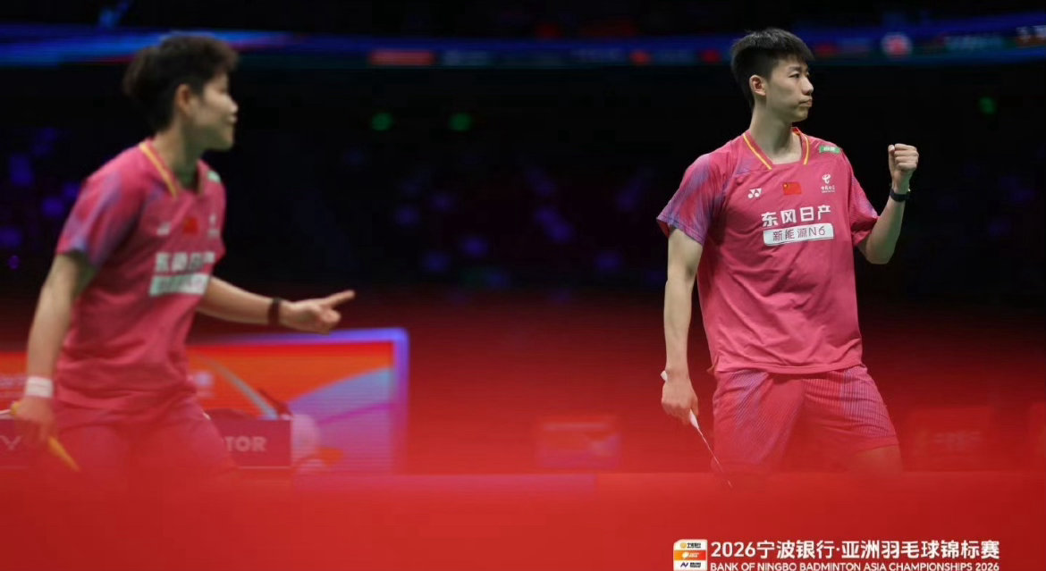 黄东萍揭秘冯彦哲狂瘦12斤！凤凰组合亚锦赛碾压晋级背后的自律与蜕变黄东萍说冯彦哲