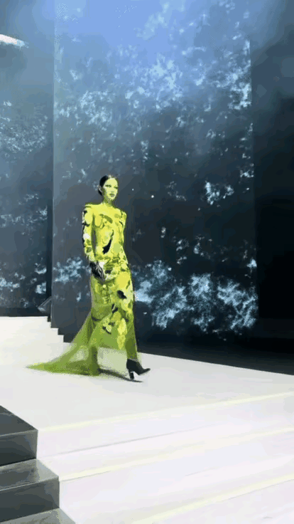 女模特的冷静和从容，赢得了台下一片热烈的掌声。女模特在台上走秀的时候，没注意脚