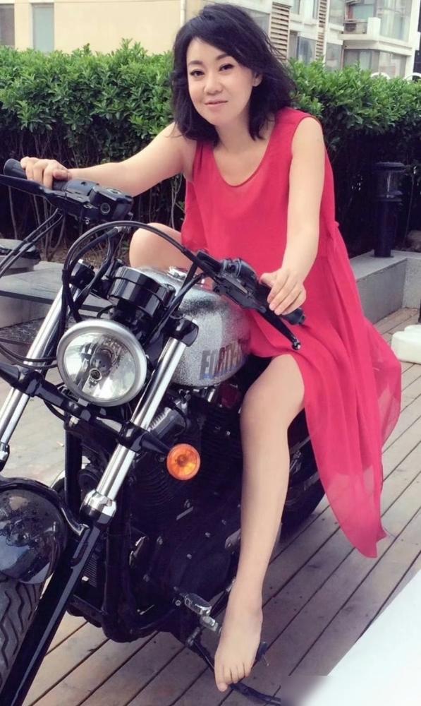 谁敢信？闫妮前夫为了她“净身出户”，却成就了她今天百亿影后的人生！当年离婚