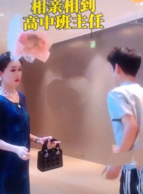 25岁小伙子被父母催婚与女子相亲，正眼看清对方后撒腿就跑。哪料，女子一句“给我站