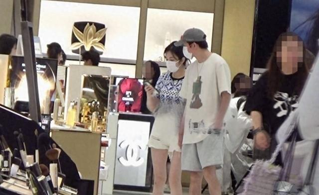 37岁王晓晨挽着俞灏明逛街，他抽烟她帮忙扇烟雾，网友却问：男方晒钻戒求婚她都不认，私下咋黏得像小媳妇