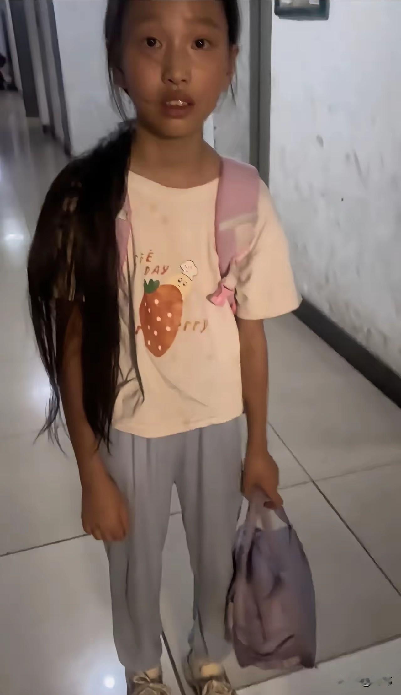 泪目了！这天一位小妹妹放学回家，却唯唯诺诺站在家门口不敢进去，她妈妈通过监控看到