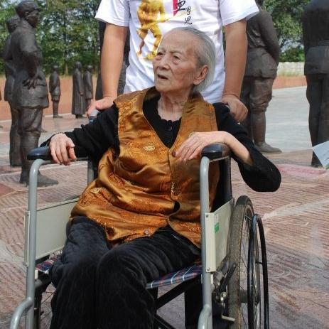 2010年，王铭章将军的遗孀叶亚华，最后一次祭奠丈夫，一张罕见的留影，当时的她已