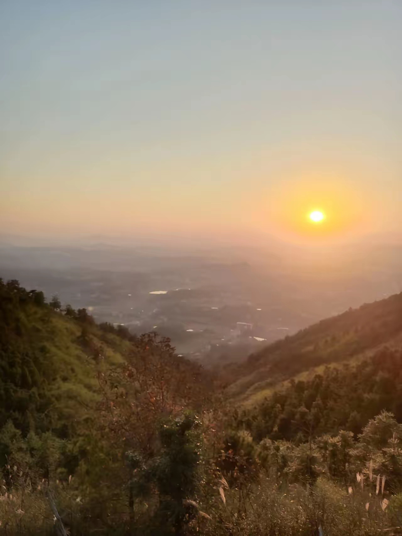 随着规格上行，CW光源的技术含量也在不断提升，800G和1.6T光模块主要用到的