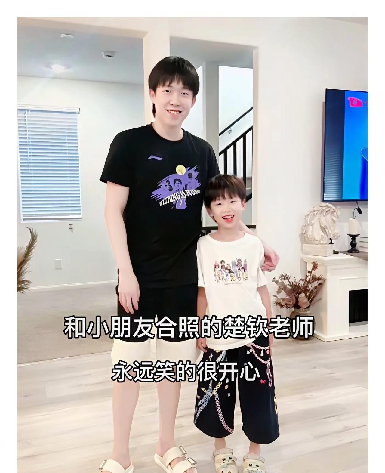 这是喊大头姑父的小孩，名字可爱叫凉皮，是梁靖崑的儿子，脸型发型却很像大头，