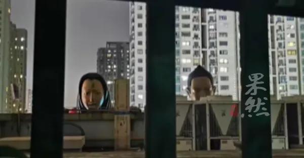 最近，常州一商场楼顶的诡异人头雕像火了。网友发视频，楼顶上一男一女两个人头雕像，