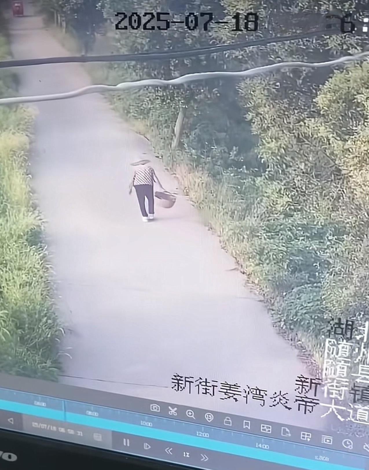 泪目了！这80岁的老人一大早拿着一个大篮子，篮子里装的她给老伴做的早饭，她是去给