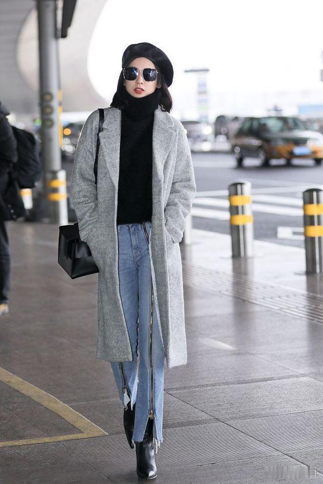 黄圣依的机场私服也太高级了！灰色大衣搭配牛仔裤，再加上贝雷帽点缀，时髦减龄又洋气
