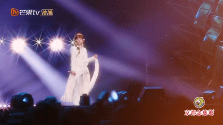 这首歌像是一封迟到的情书，通过黄霄雲的嗓音传递到每个人的心里。那些未曾说出口的话