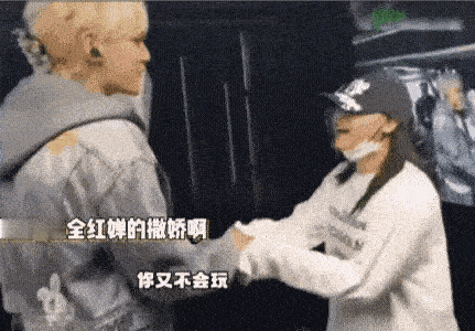 从宝子和黄毛同框的视频看，宝子身高仅到黄毛脖子下面。黄毛身高1米83（有水分），