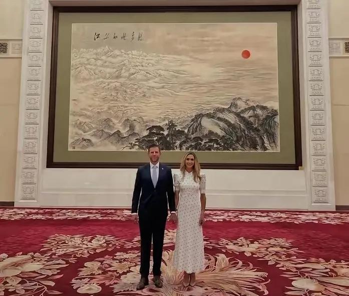 两位美国客人合影“江山如此多娇”。