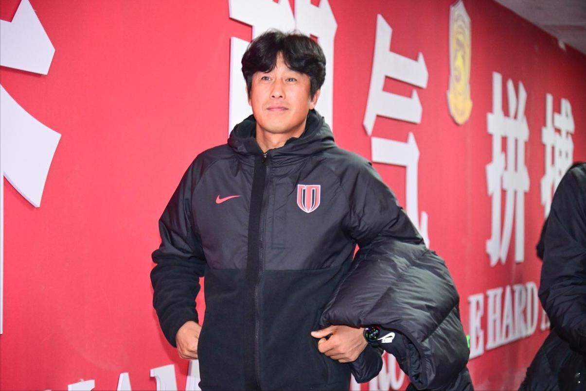 成都蓉城目前最重要的确定下个赛季主教练，无论是否与徐正源续约，都需要先确定主帅。