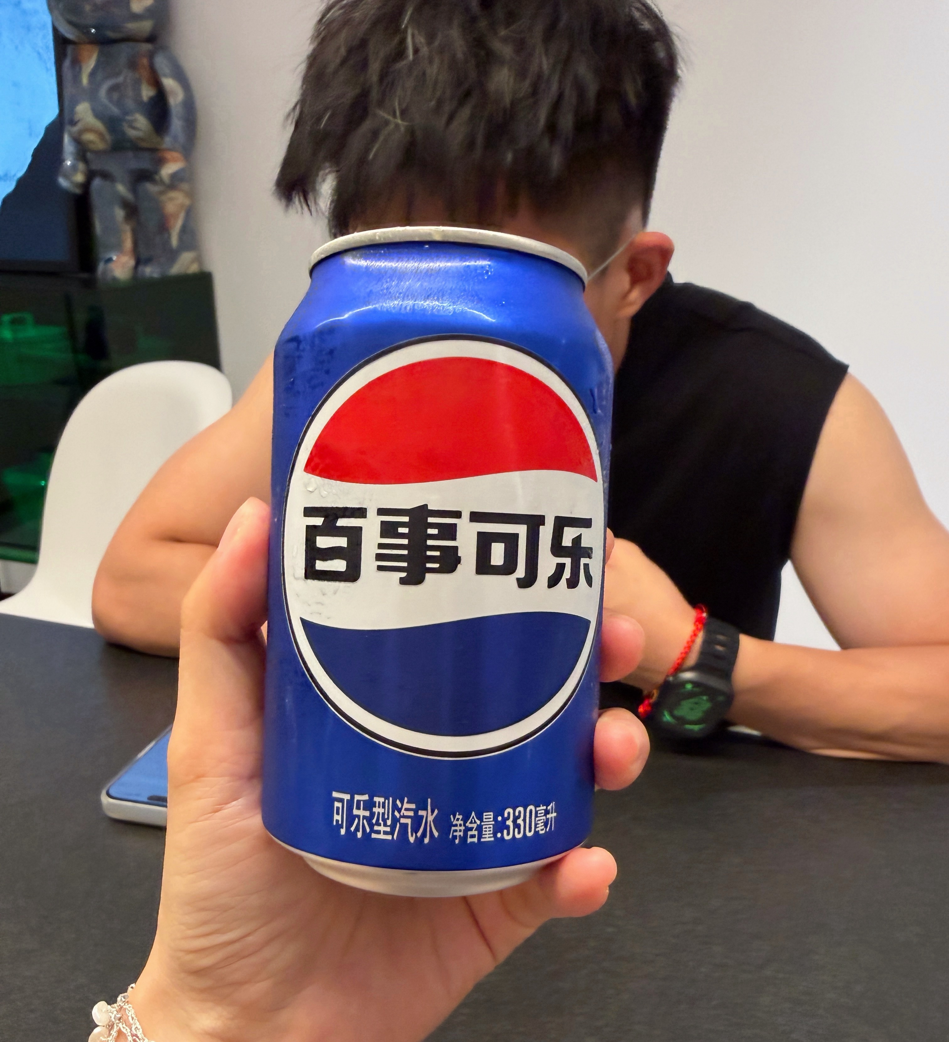 什么东西放在你面前你忍不住想吃。我：夏天的冰可乐。大晚上没忍住，还是喝了。