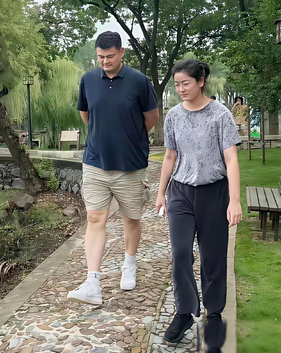 姚明与女儿姚沁蕾在公园散步的温馨留影。彼时的姚沁蕾身高已近1.9米，据一些公开报