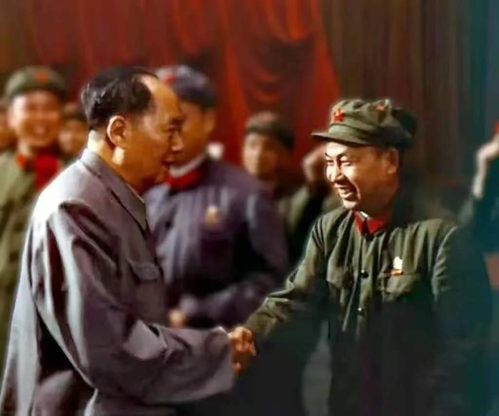毛主席和李天佑上将亲切握手，李天佑是林彪东北野战军第一虎将。