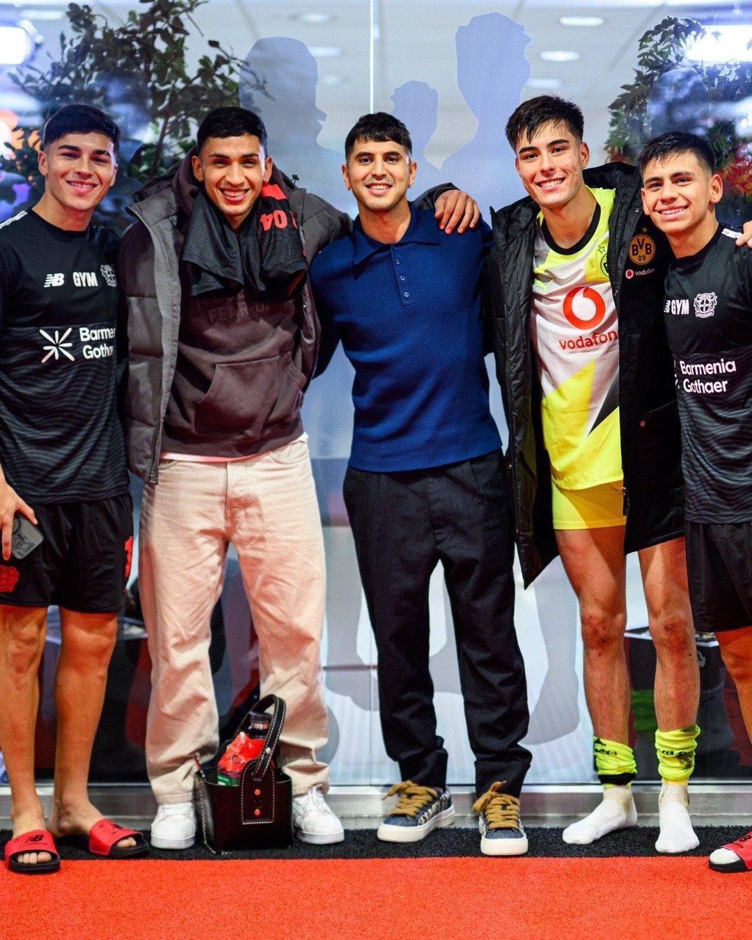 🇦🇷阿根廷队总是团结在一起。安塞尔米诺在勒沃库森1比2多特蒙德的德甲比赛中