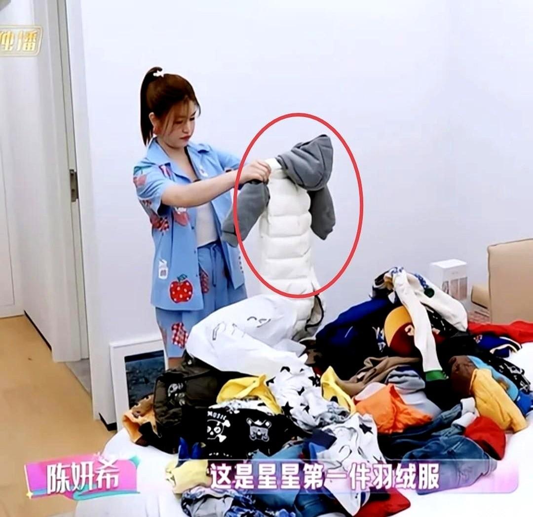 最近的一档综艺镜头里，陈妍希正忙着招待来做客的欧阳妮妮。她蹲在地上，打算翻点儿