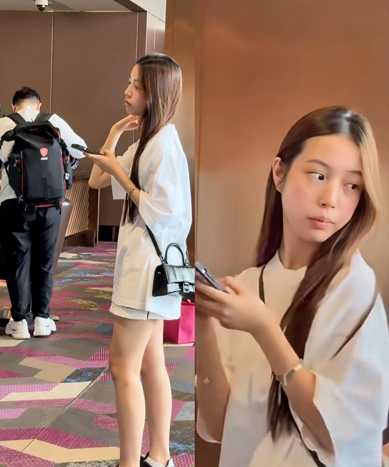 别的不谈。“小燕子”是好看的，这个没人质疑吧？可惜，女儿像爸。近日，赵薇的女