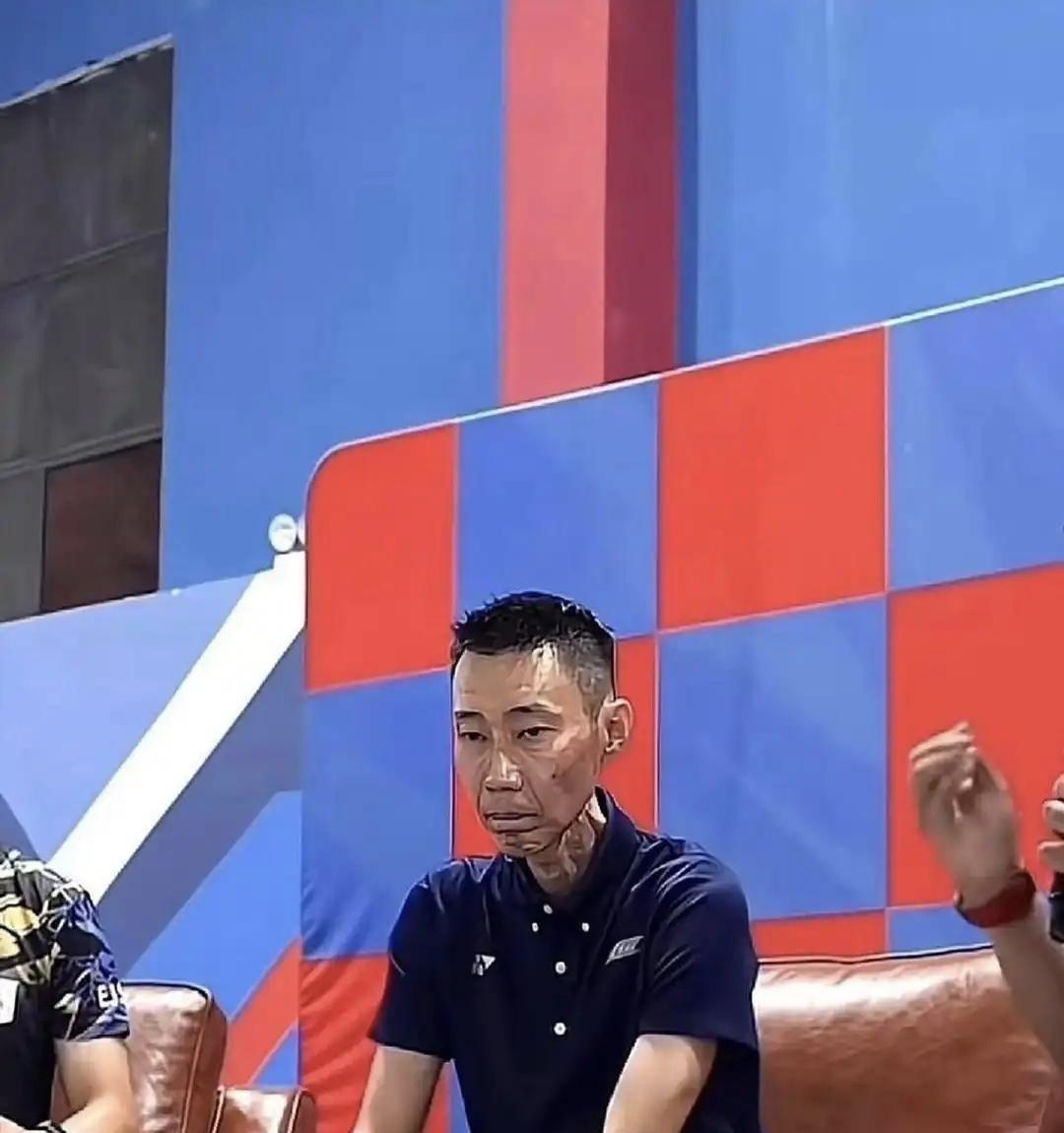 癌症与33次放疗，耗尽了李宗伟的体力。曾经一年一万多次跳杀，膝盖磨得如同砂纸，三