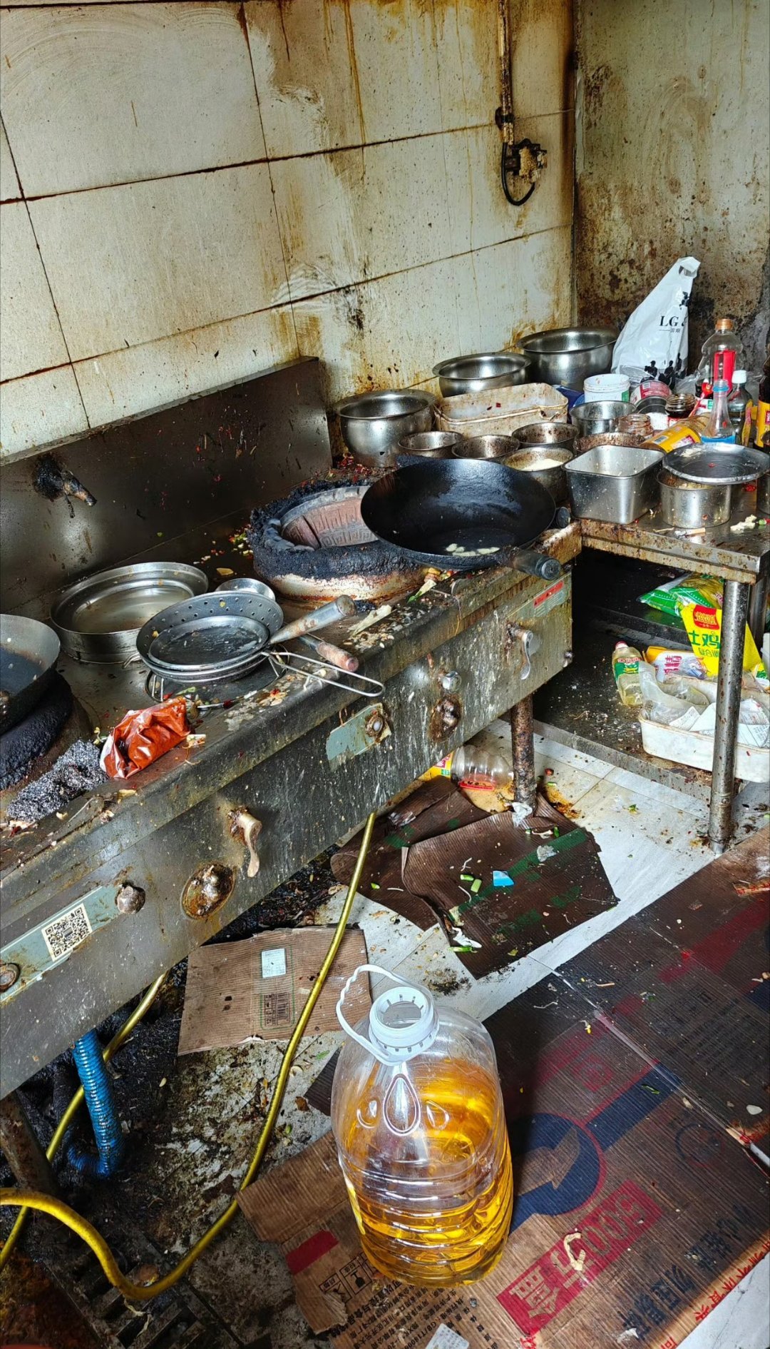 取完餐外卖员差点吐了看看这个，这个卫生条件是怎么入驻外卖平台的？这个外卖小哥是