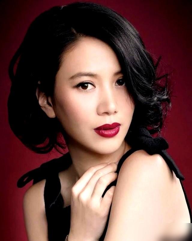 都搞错了，袁咏仪的封神，不是靠演技，是靠别人的身家性命。你以为她是天才？我告