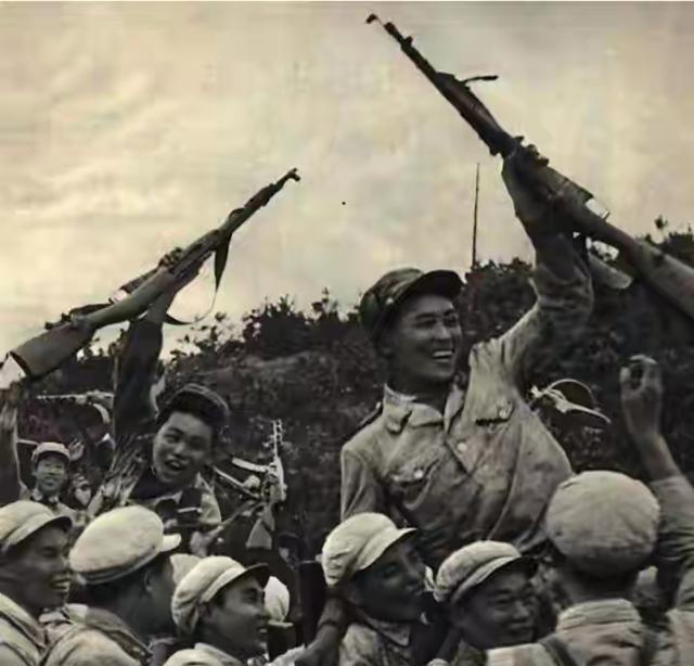 1951年，美军俘虏了一个17岁的志愿军战士，美军用电话线把他捆住，连夜拉去领赏