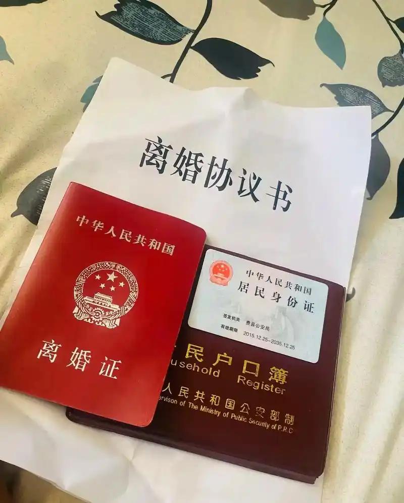 李某刚生下孩子仅仅15天，就被男方陈某告上法庭，要求退还10万彩礼，还要求把生孩