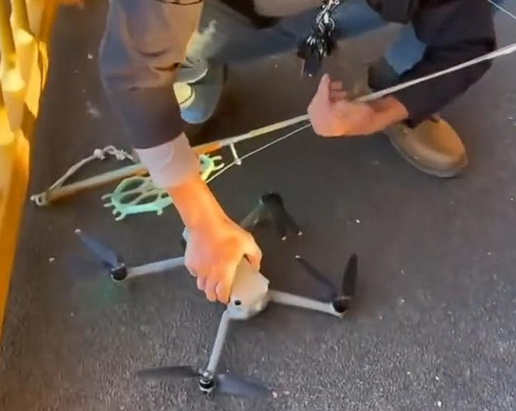 武汉杨泗港大桥这事儿，真挺让人无语的。10月8号下午五点多，桥底下有人拍水上飞