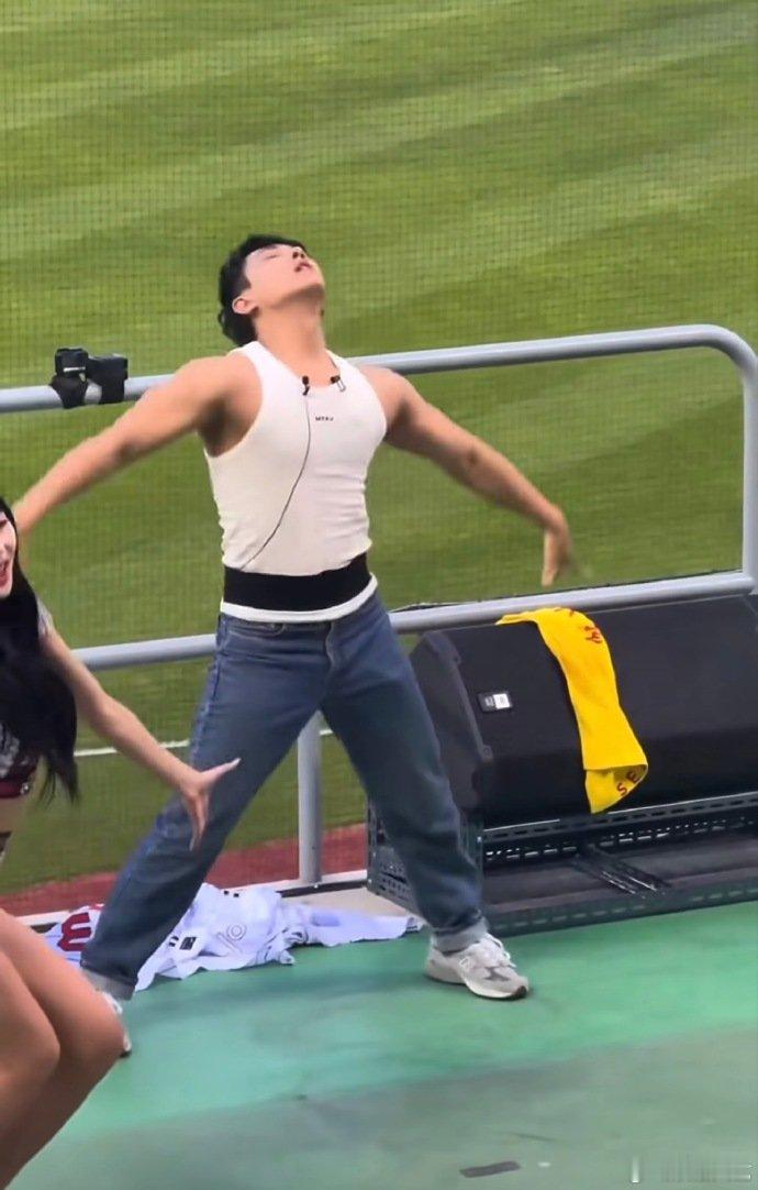 李准现在练这么壮了李准身材李准身材，怎么有点油腻了