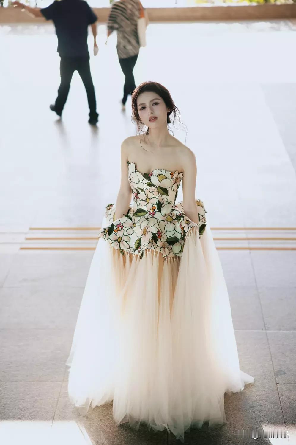 2024年第37届中国电影金鸡奖可谓星光熠熠，11月15日，鹤男一袭