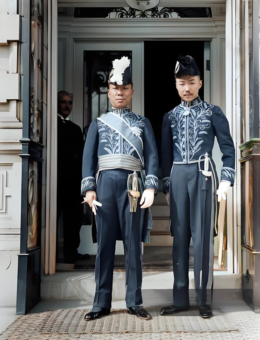 1913年，身着嘉禾纹礼服的中华民国驻美国兼古巴全权公使夏偕复与一等秘书容揆，容