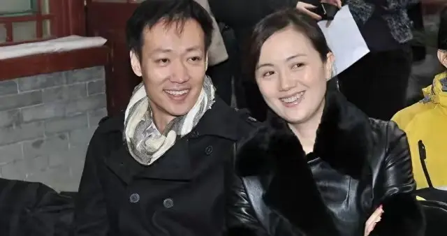 朱媛媛最后影像! 杀青合影时强撑微笑, 辛柏青全程陪护成最后守候