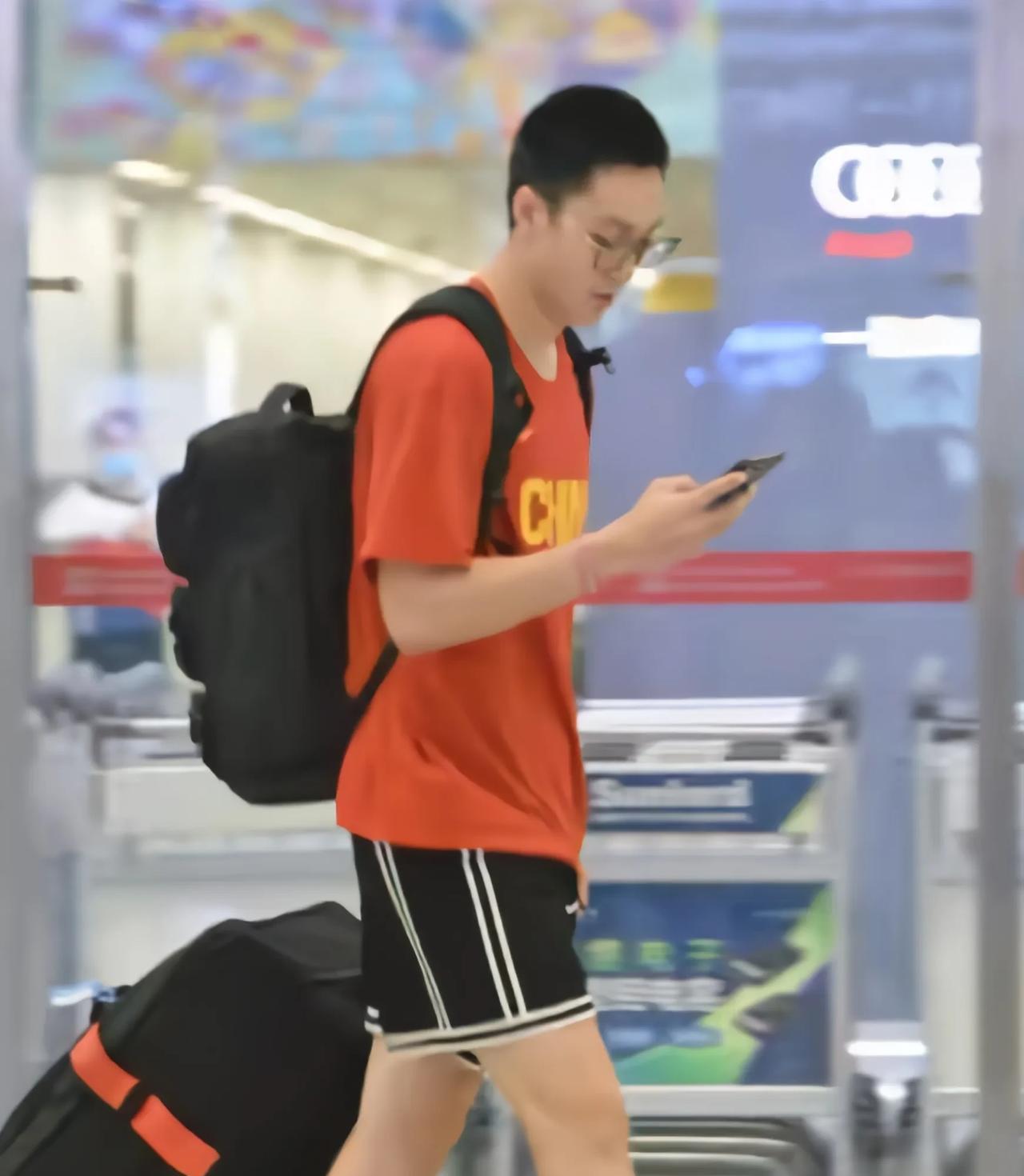 胡明轩苦尽甘来！亚洲杯落幕，中国男篮凌晨落地海南，胡明轩转机返粤时，胡明轩的父