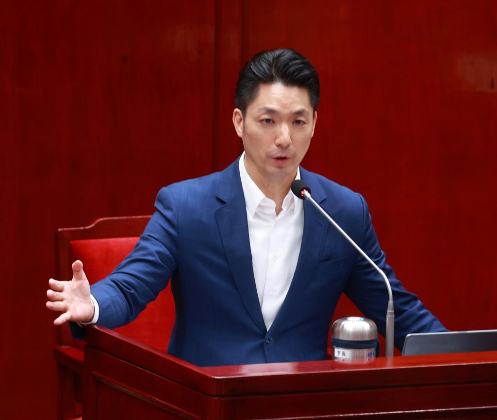 7月17日蒋万安按既定议程走进台北市议会，继续完成施政报告的质询答复环节。面对市