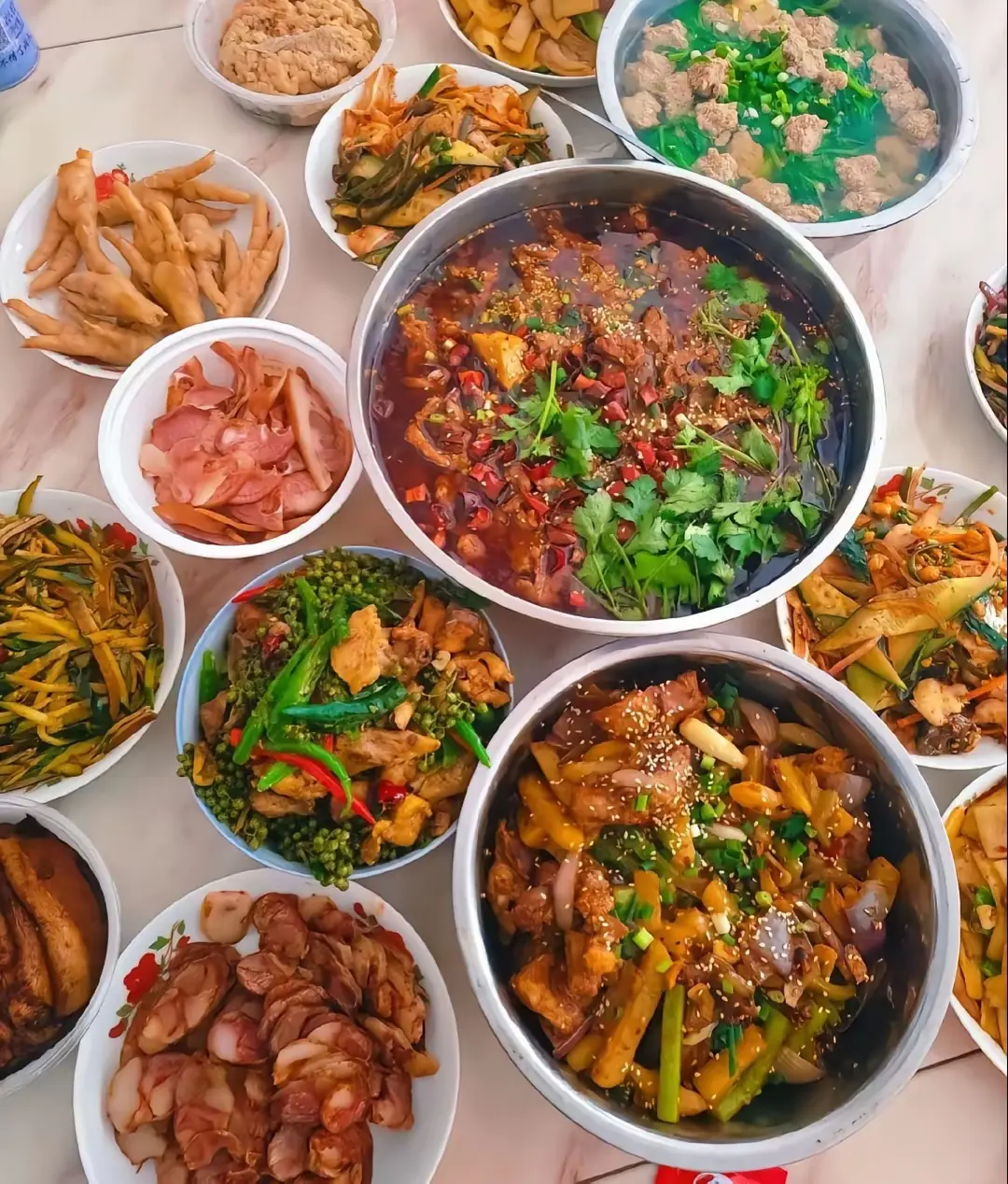 这桌菜看起来真是丰盛又美味！