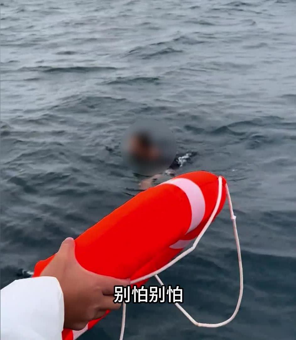 广东阳江，一渔民和同伴一起出海，行驶中，他突然内急，就站在船边往海里小便，结果一