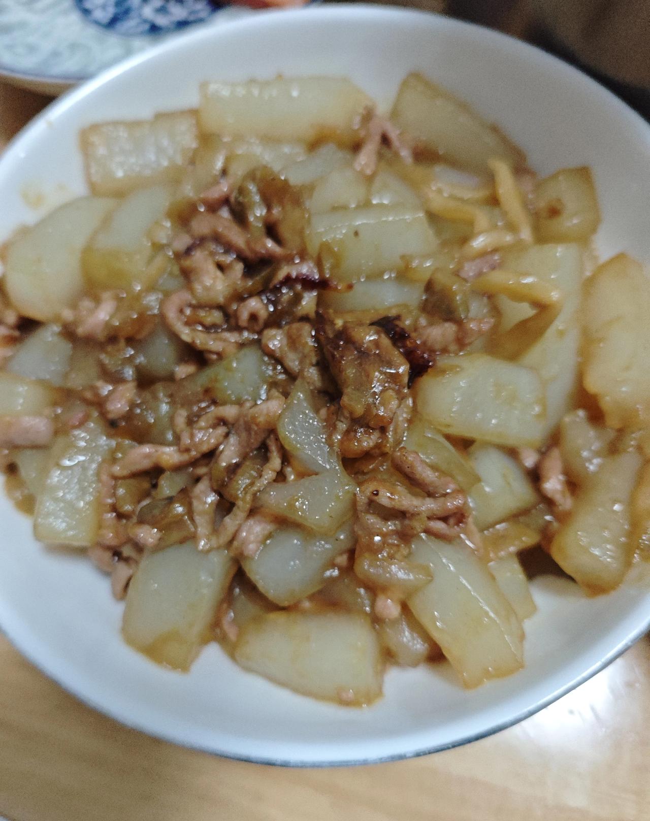 儿子下厨记今天我去接儿子下班，到了我家里，我说："今天本来让你来给我装橱柜的