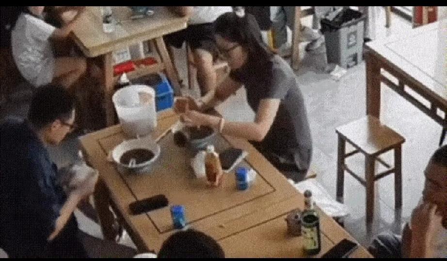 最近刷到一段让人心里很不是滋味的餐馆监控视频。一对情侣进店吃面，吃饱之后，