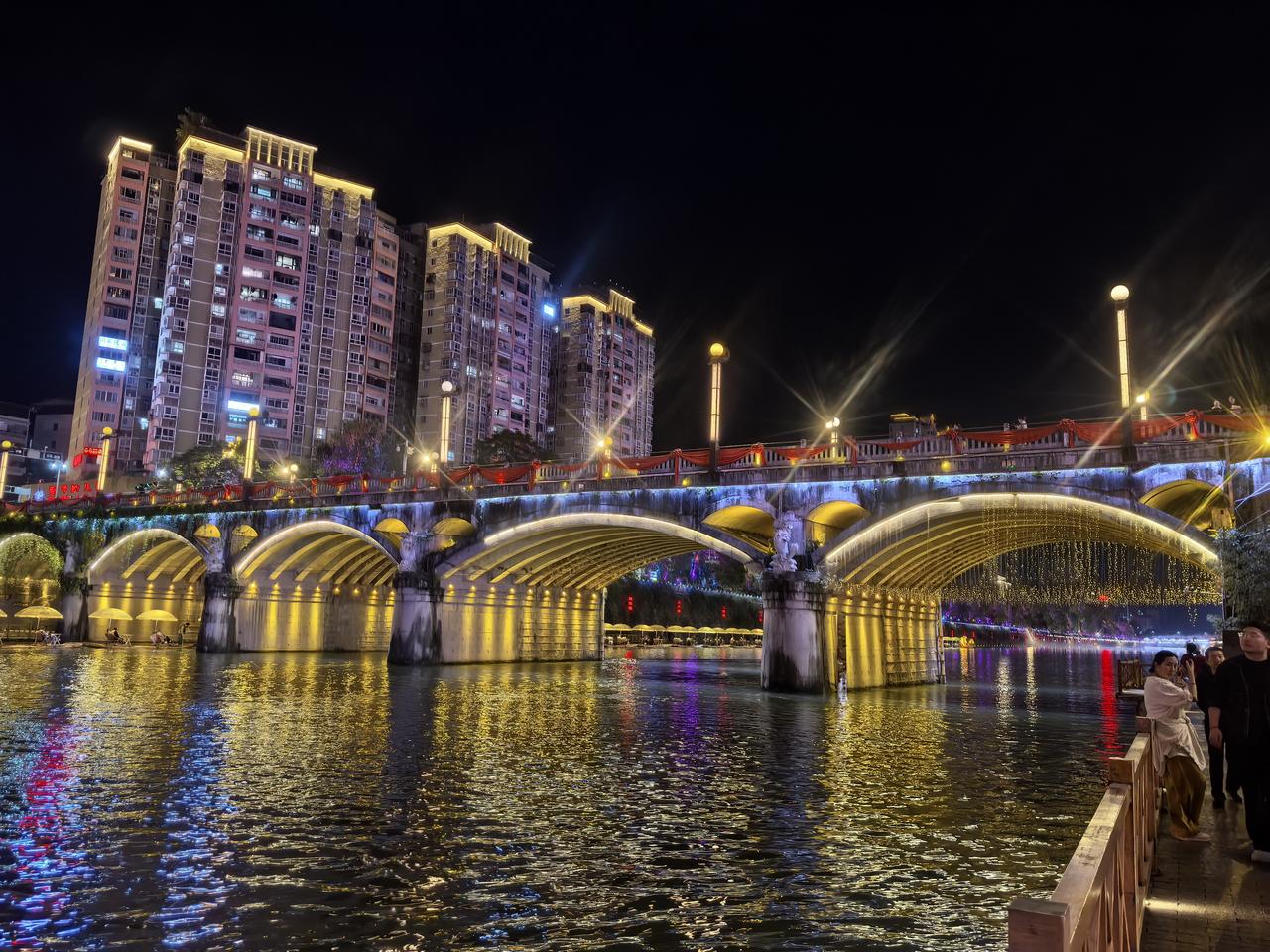 没想到，湖北宣恩的夜景如此迷人昨晚，我们随团来到宣恩看夜景，虽然